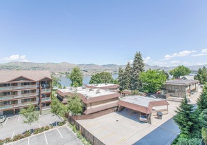 Sunshine Getaway 307 - 2 bed, 2 bath Condo Near Lakeside Park Lake Chelan in Chelan