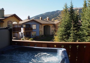 Upper level 2 bedroom condo with courtyard view and easy access to ski runs