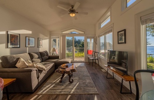 Regional District of Mount Waddington Cottage | 03 - Sunset Vista Cottage By The Sea at Alder Bay