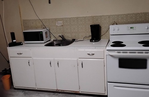 Merritt Hotel | 1 Bedroom Kitchenette, Hardwired Internet, free parking, WiFi