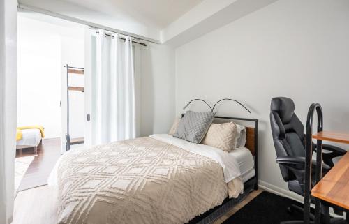 Fort York Apartment | 1 Bedroom plus Den Condo Garden View Fort York Downtown Toronto