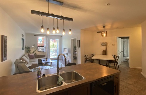 South Pandosy Condo | 1 bedroom with enclosed den overlooking quiet courtyard (sleeps 7)
