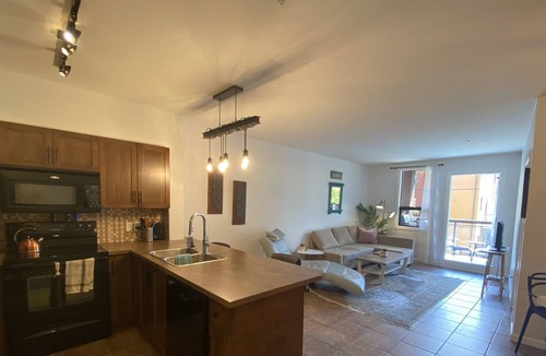 South Pandosy Condo | 1 bedroom with enclosed den overlooking quiet courtyard (sleeps 7)