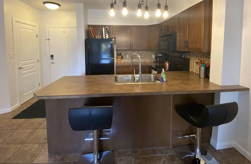 South Pandosy Condo | 1 bedroom with enclosed den overlooking quiet courtyard (sleeps 7)