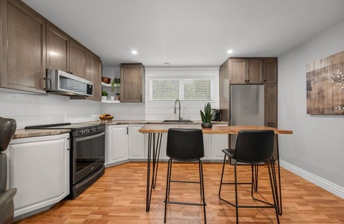 Rideau Lakes Apartment | 1 BR Executive Suite | Laundry, Parking & Workspace
