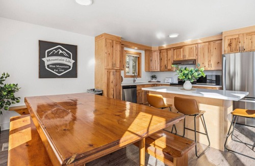 The Blue Mountains House | 10 Bedroom Executive Chalet w/Hot Tub (106 Pilsen Way)