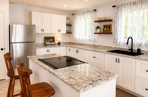 Welland House | 10 min to wineries, parks, & many attractions. Spacious home with free parking.