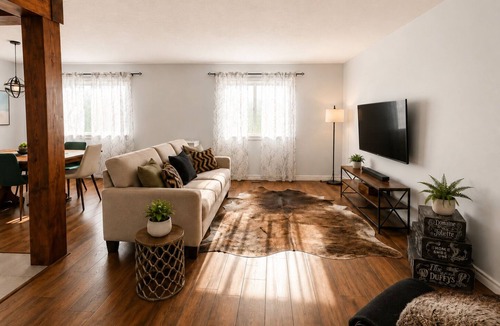 Welland House | 10 min to wineries, parks, & many attractions. Spacious home with free parking.