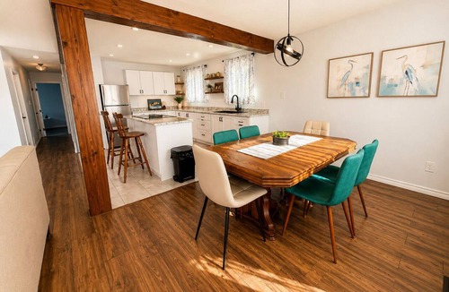 Welland House | 10 min to wineries, parks, & many attractions. Spacious home with free parking.