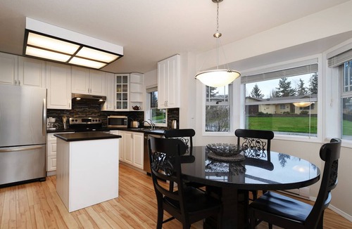 Victoria Apartment | #104 Parkcrest Dr - 3 Bedroom Upper Suite in House