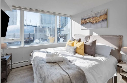 Crosstown Condo | 10th Floor Condo with Stunning Marina View/Sleeps 7/Pool, Gym, Hot tub Access/