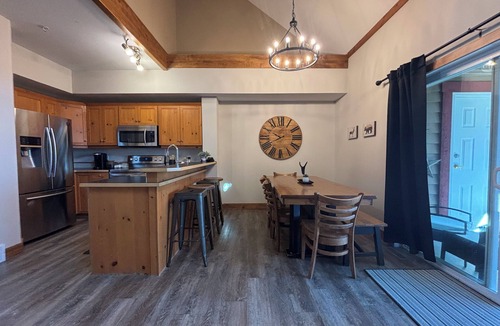 East Kootenay Condo | ⛳️110 Golf Resort, 3 Bed 3 Bath, Sleeps 12, central A/C & private hot tub⛳️