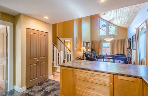 Regional District of Nanaimo Cottage | 1109 s.f. Cottage - Sleeps 6 - Indoor Pool/Hot Tub - Close to Beach!