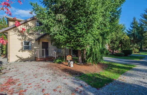Regional District of Nanaimo Cottage | 1109 s.f. Cottage - Sleeps 6 - Indoor Pool/Hot Tub - Close to Beach!