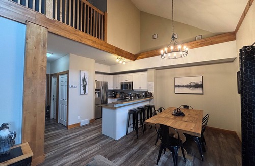 East Kootenay Condo | ⛳️111 Golf Retreat with A/C and Hot Tub⛳️
