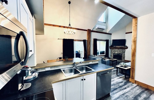 East Kootenay Condo | ⛳️111 Golf Retreat with A/C and Hot Tub⛳️