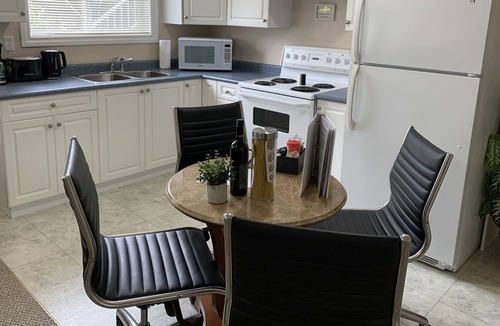 Victoria Apartment | #113 Viewmont Ave 4 Bed Ground Level Lovely Suite