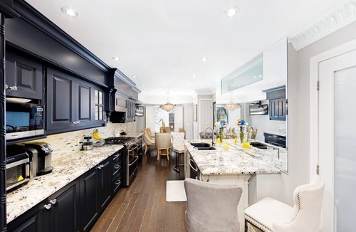 Church and Wellesley Apartment | 1500 sqft Urban Multi-level Luxe Stay. Gourmet Kitchen. Backyard. Sunroom Office