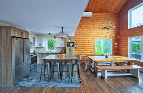Wentworth-Nord Ski Chalet | 16-Person Luxury Chalet near St-Sauveur | Spa+Games | Chalet Belle Roche