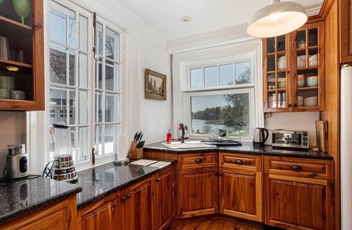 Delta House | 1853 Kingsgate Lakehouse-Spacious Historic Escape