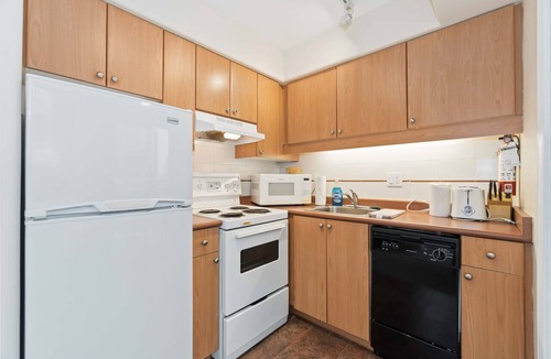 Downtown Vancouver Apartment | 1BR+Den, Free Parking, Steps to Seawall