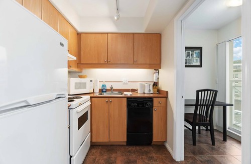 Downtown Vancouver Apartment | 1BR+Den, Free Parking, Steps to Seawall