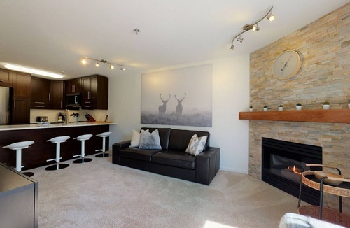 Village North Condo | 1BR + Den | Marketplace Lodge | Gas Fireplace | Village Location | Complex Hot Tub