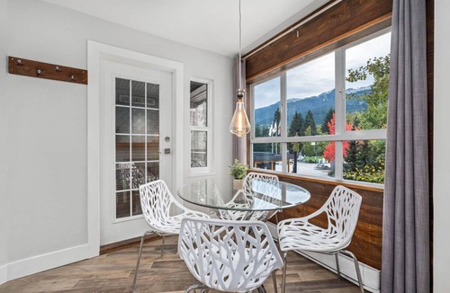 Village North Condo | 1BR + Den | Marketplace Lodge | Village Location | Mountain Views | Gas Fireplace | Parking