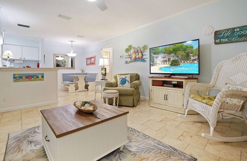Demere Park Condo | 1BR Ground Floor Condo with Screened-in Porch! Reduced rates for Fall 2026!