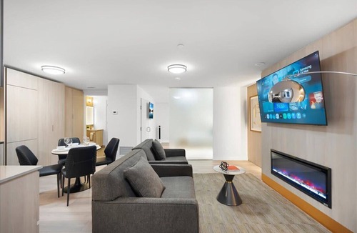 Toronto Entertainment District Apartment | 1BR Lower Boutique Suite Sleeps 4 WiFi+Parking