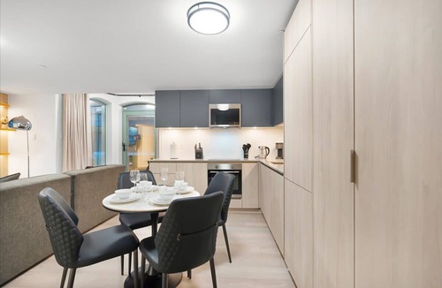 Toronto Entertainment District Apartment | 1BR Lower Boutique Suite Sleeps 4 WiFi+Parking