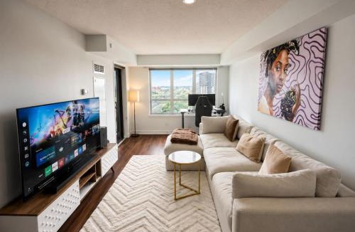 Islington - City Centre West Apartment | 1BR plus Den with free Parking, Pool, Gym and Hot Tub