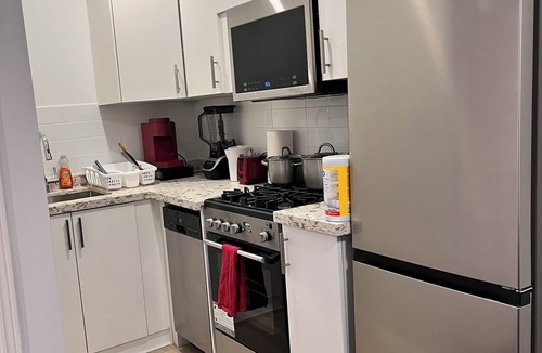 Hamilton House | 1st Floor Studio Unit Near Hamilton Airport, Mohawk College, St. Joe’s Hospital