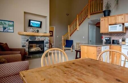 Fernie House | 2 BDR with Loft/Mountain Views/Walk Out Deck