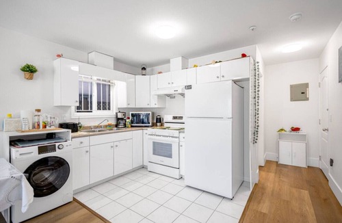 Hastings Condo | 2 Bds suite beautiful Yard near PNE