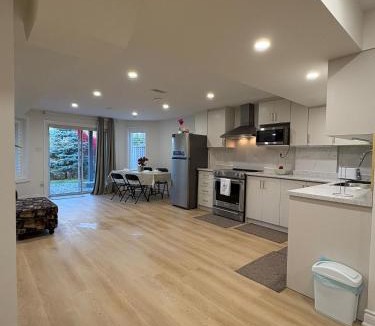 Oakville House | 2 Bed, 1 Bath- Main floor, 2 Parking- Licensed