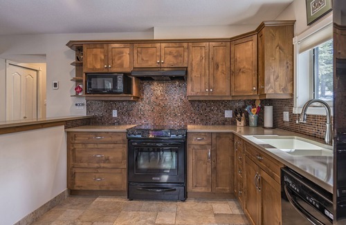 Silver Star Mountain Apartment | 2 Bed/2 Bath Suite On Skiway - Hot Tub, Laundry, Storage Room, Heated Floors!