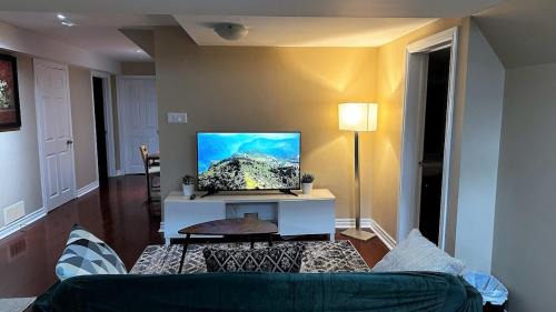 Newmarket Apartment | 2 Bed-2Bath-Kitchen Private Family Couple Work