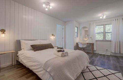 Dartmouth House | 2 Bed City Escape w deck, BBQ & beautiful back yard
