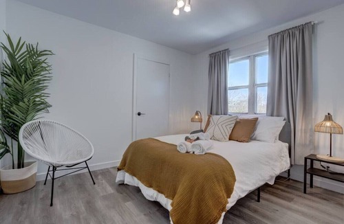 Dartmouth House | 2 Bed City Escape w deck, BBQ & beautiful back yard