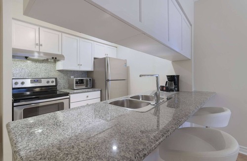Toronto Entertainment District Apartment | 2 Bedroom/1 Bathroom Jr. Suite