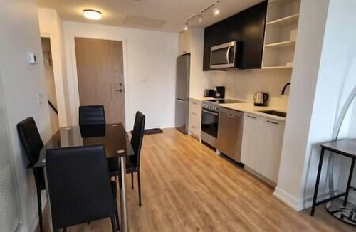 Harwood Condo | 2 Bedroom Modern Condo Great Location + Free Gym!