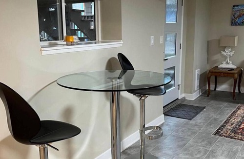 Fairfield House | 2 Bedroom plus large Den near Dallas Road