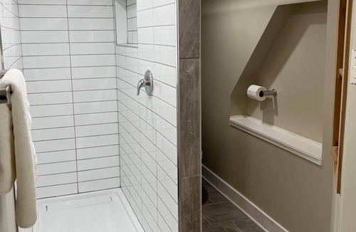 Fairfield House | 2 Bedroom plus large Den near Dallas Road