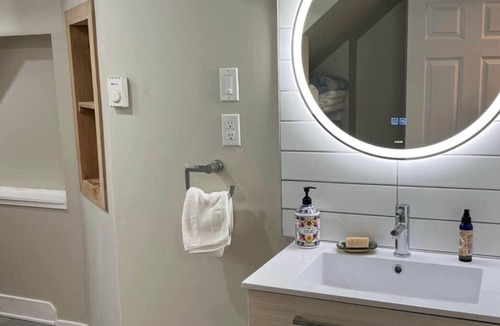 Fairfield House | 2 Bedroom plus large Den near Dallas Road