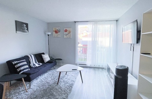 Waterloo Apartment | 2-bedroom with 1 Parking, WIFI, SmartTV, Netflix, Laundry and Kitchen. Sleeps 6.