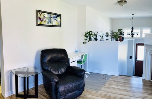 Barrie House | 2 beds 2 baths bungalow near school, grocery and highway 400