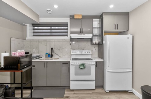 Highland Park House | 2 BR Suite YYC Airport & Downtown - 4324 – DN