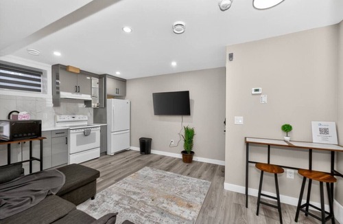Highland Park House | 2 BR Suite YYC Airport & Downtown - 4324 – DN