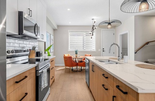 Banff Trail House | 2 King Bed | Garage | Min to UofC | NEW
